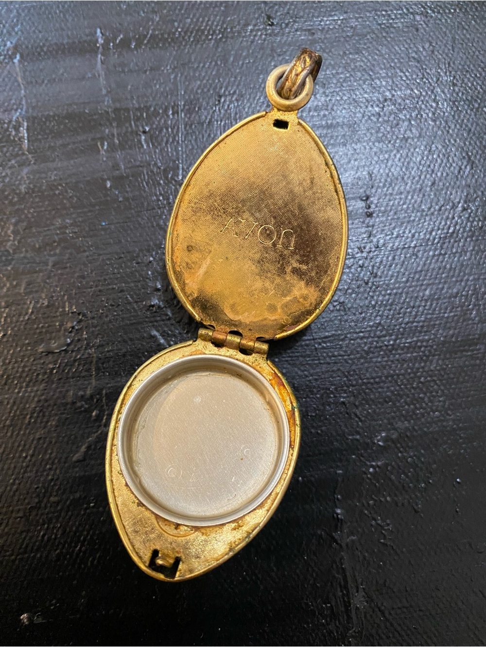 Vintage Avon: Compact pendant
